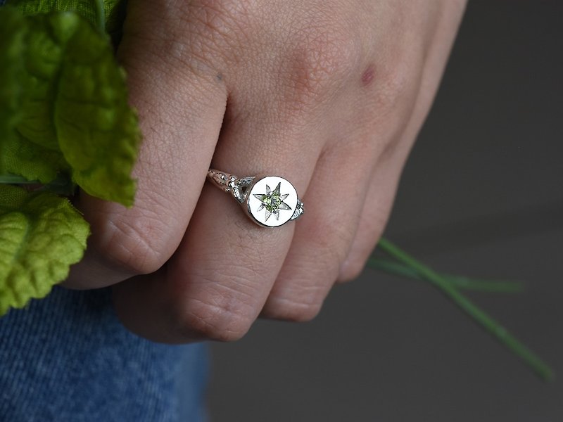Green leave in spring, Olivine Peridot ring, s925 sterling silver, Gem ring - แหวนทั่วไป - เงินแท้ สีเงิน