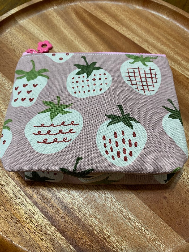 Wenqingfeng environmentally friendly pure cotton compact coin bag romantic strawberry light pink taste Japanese trendy goods - กระเป๋าใส่เหรียญ - ผ้าฝ้าย/ผ้าลินิน สึชมพู
