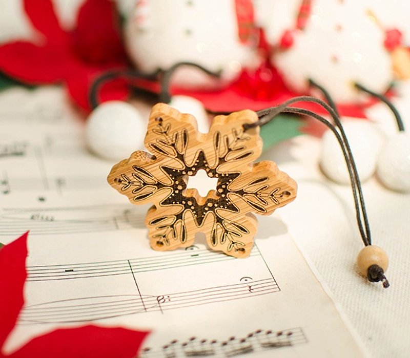 [Customized gift] Charm key ring / Christmas gift snowflake - ที่ห้อยกุญแจ - ไม้ สีนำ้ตาล