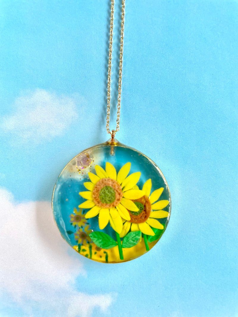 Necklace of sunflower field and summer sky - สร้อยคอ - เรซิน หลากหลายสี