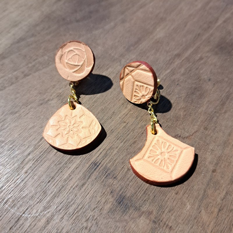 Vegetable tanned leather tile clip-on earrings-a - ต่างหู - หนังแท้ สีกากี