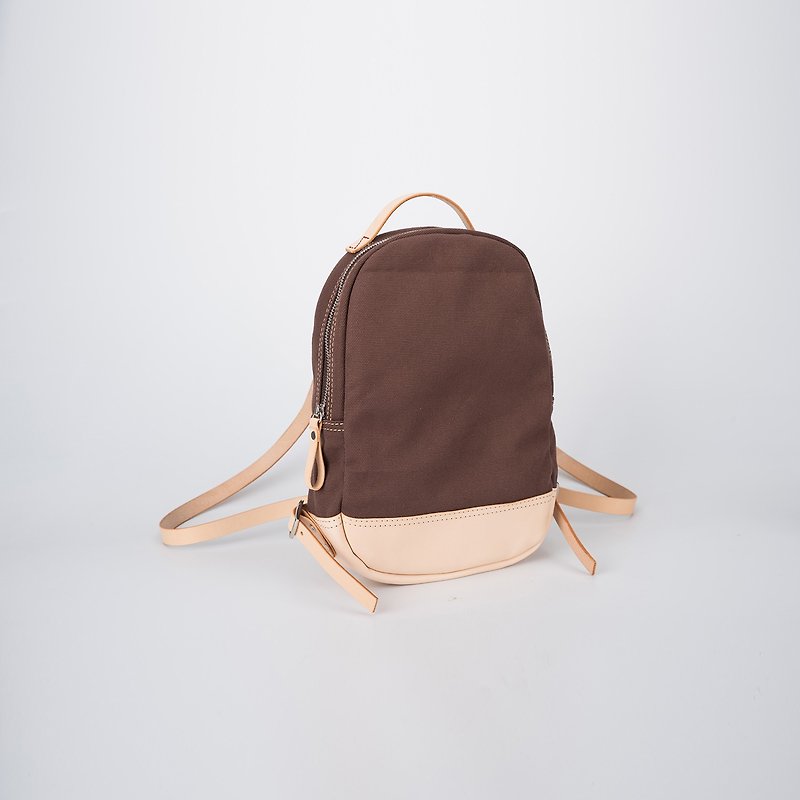 [Canvas meets leather] Handmade wild stitching casual small backpack Minimalist Japanese style brown - กระเป๋าเป้สะพายหลัง - ผ้าฝ้าย/ผ้าลินิน สีนำ้ตาล