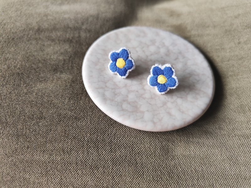 手工刺繡 | blue flower藍色的花耳釘 - 耳環/耳夾 - 繡線 藍色
