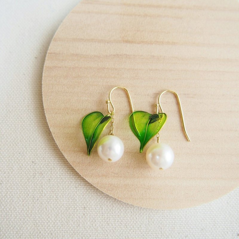 ivy leaf & freshwater pearl pierced earrings or clip-on earrings - ต่างหู - เรซิน สีเขียว