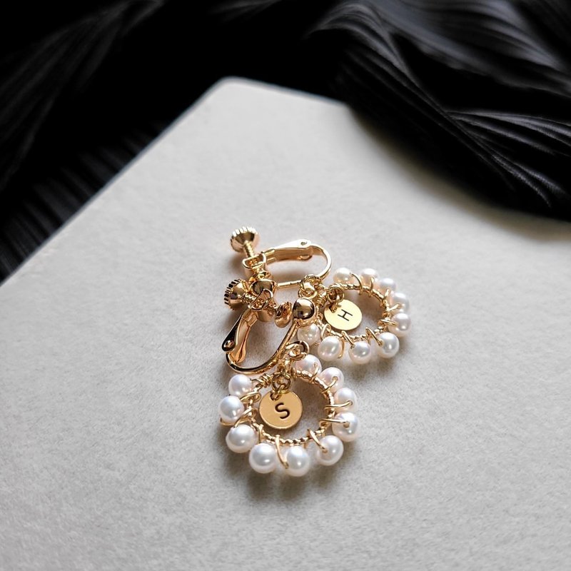 煙花絮語 - 珍珠煙花字母耳環 - 耳環/耳夾/耳骨夾 - 其他材質 