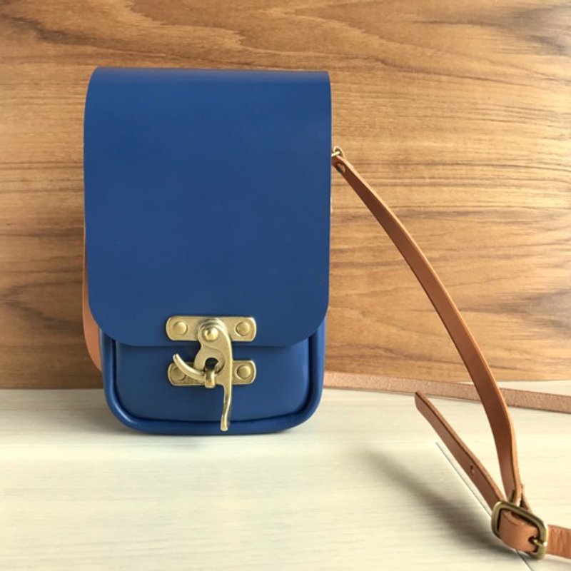 Leather pochette with twisted metal fittings - Messenger Bags & Sling Bags - Genuine Leather 