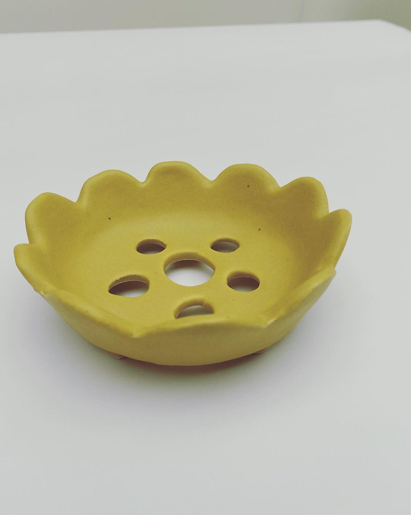 round flower/yellow lemon - Items for Display - Pottery Yellow