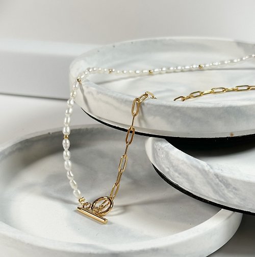 Queen Jocelyn 賈思琳 輕珠寶 天然淡水珍珠316醫療鋼14K金色項鍊/異材質設計 簡約 個性 風格