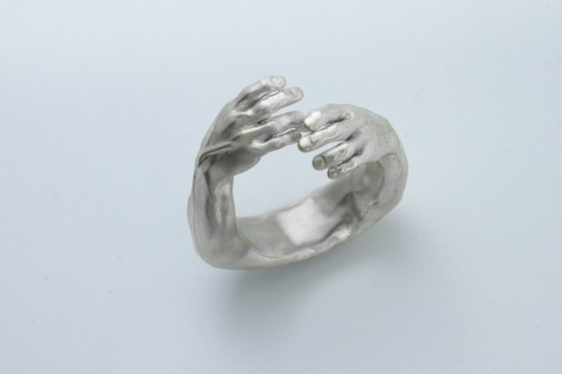 Embrace silver ring - แหวนทั่วไป - โลหะ สีเงิน