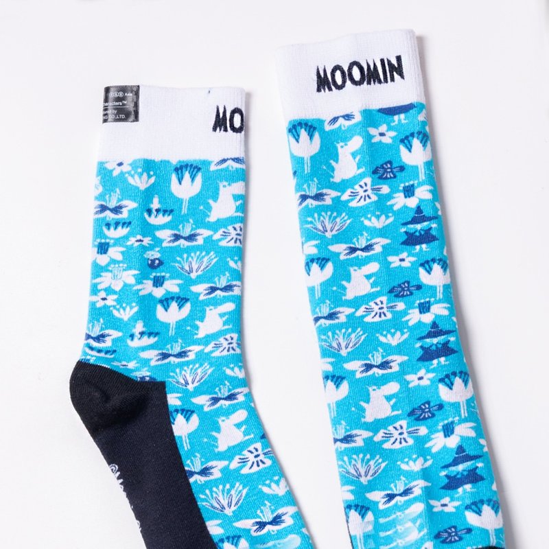 【Pinkoi x Moomin】限量 日系插畫風雙針筒羅紋襪 淺藍印花款 - 襪子 - 塑膠 多色