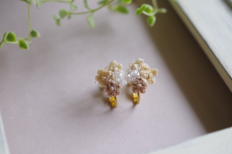 Cotton & Hemp Earrings & Clip-ons White - ５月 小さなお花畑のイヤリングまたはピアス ミルクティー