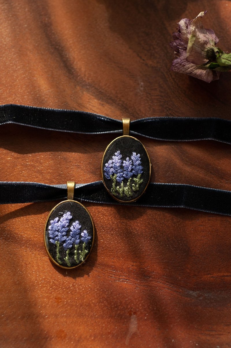 Vintage embroidered choker | July birth flower lavender - Necklaces - Thread 