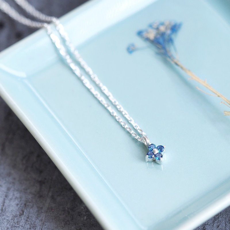 Tiny sapphire flower necklace Silver 925 - Necklaces - Other Metals Blue