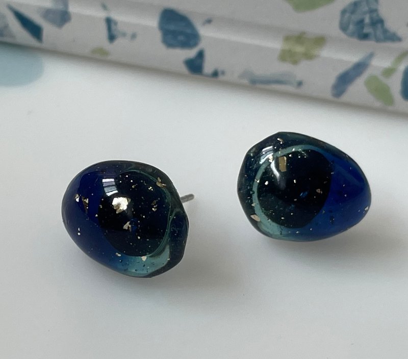 Star series gold foil gradient blue ear pins. If you need Clip-On, you can send a private message - ต่างหู - เรซิน สีน้ำเงิน