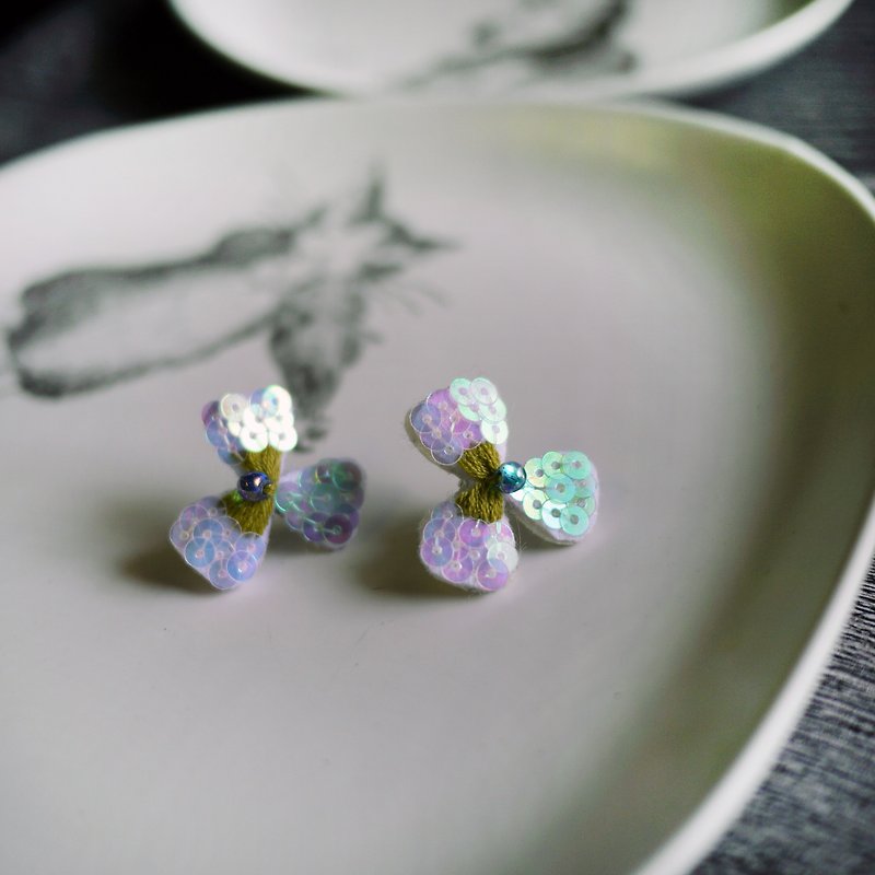 งานปัก ต่างหู สีน้ำเงิน - [Flower room training hand embroidery] Transparent embroidery earrings