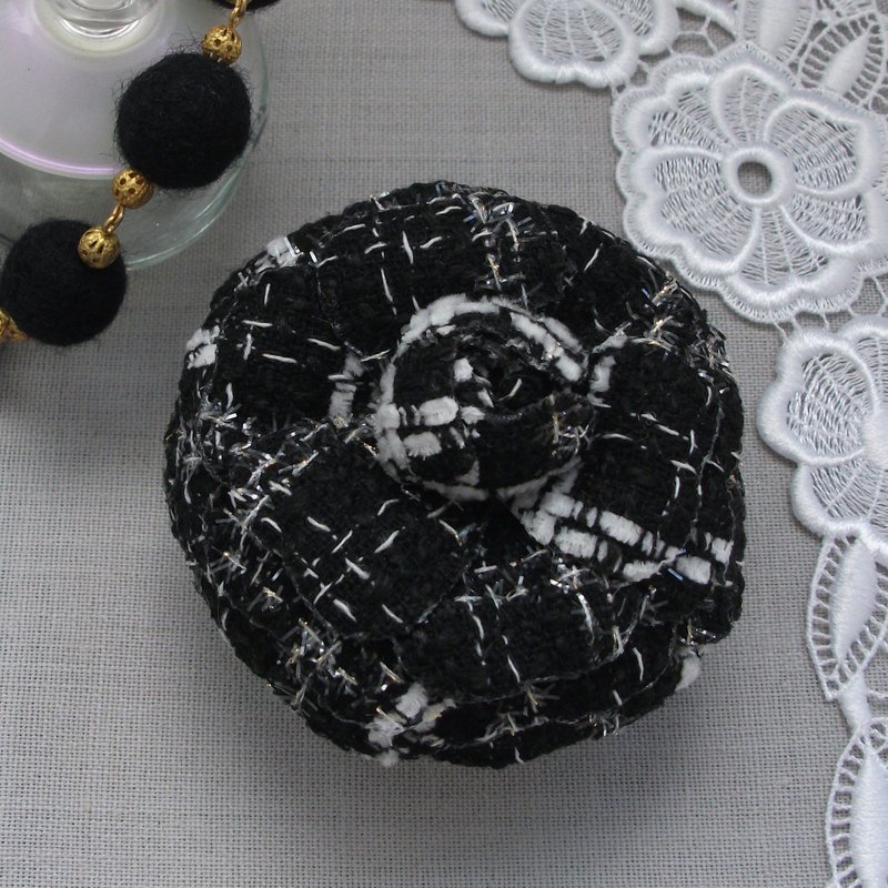 Camellia flower brooch is made of black fabric - 胸針 - 羊毛 黑色