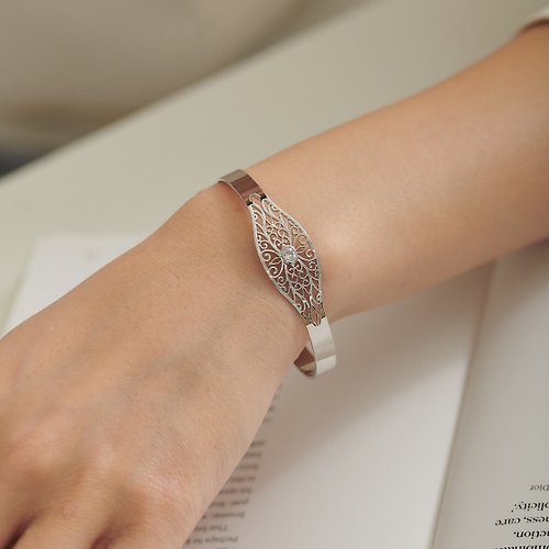 SOIRÉE BY N.Y. 蒔華芮設計師輕珠寶 鏤空雕花鑲鑽手環 (共兩色)