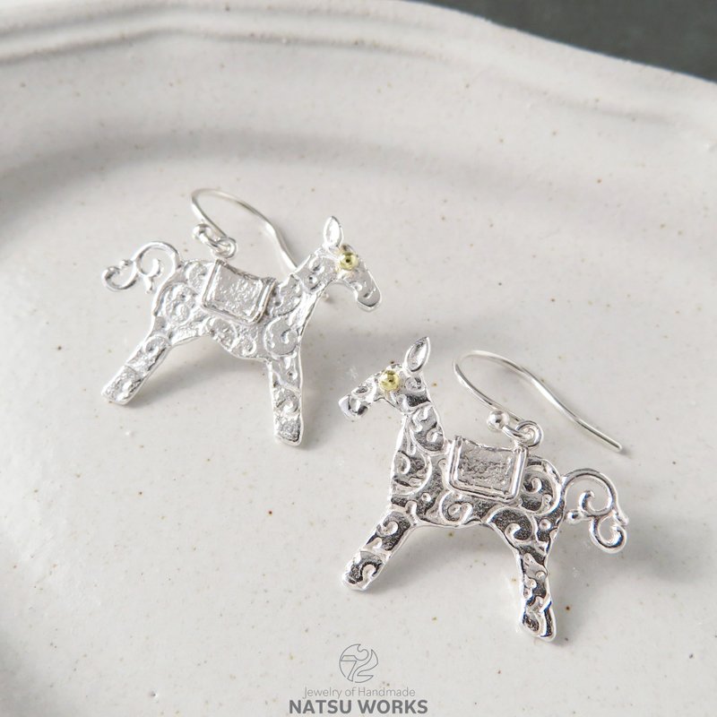 Silver Horse have Golden Eyes Earring - ต่างหู - เครื่องเพชรพลอย สีเงิน