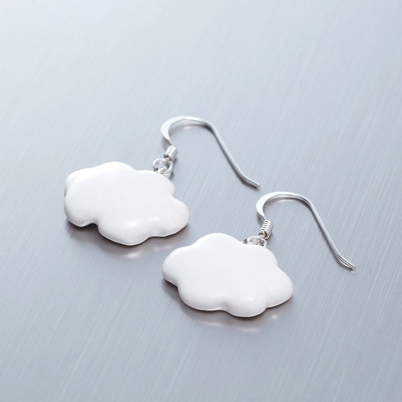 Small white clouds - handmade white porcelain silver earrings - สร้อยข้อมือ - เครื่องลายคราม ขาว