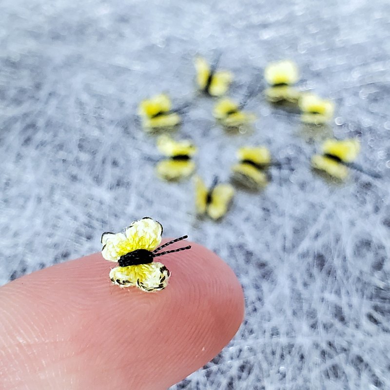 Extreme micro crocheted butterfly. Dollhouse miniature. Flower pot decor. Custom - 公仔/玩偶 - 棉．麻 黃色
