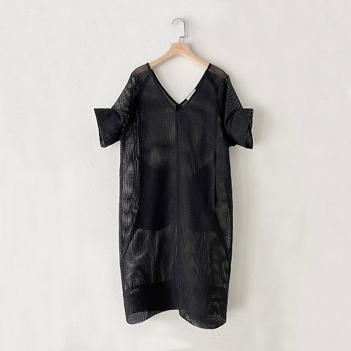 安荷 Ángeles設計師女裝 X 童裝 訂製系列-細格洞洞筒形洋裝(附襯衣洋裝)/黑色