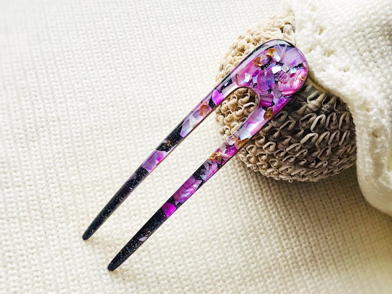 Hand-made wooden, purple resin and mother of pearls double prong hairpin - 髮夾/髮圈 - 壓克力 紫色