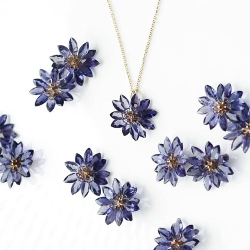 アイオライトの花びらによるヤグルマギクの45cmネックレス　Cornflower - 項鍊 - 寶石 藍色