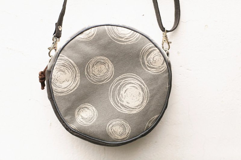 Handmade Handmade. Japanese linen small round bag. Gray circle sidepack - กระเป๋าแมสเซนเจอร์ - ผ้าฝ้าย/ผ้าลินิน สีเทา