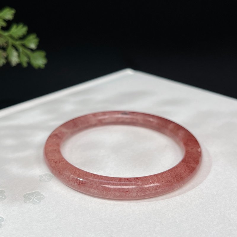 冰透草莓晶手鐲50MM 甜美細圓條水晶手環 飄星光 提升氣質 旺人緣 - 手鍊/手環 - 水晶 紅色
