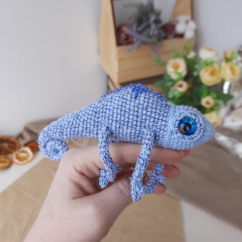 Reptile decor chameleon tiny stuffed animal toy. Lizard interior toy - ตุ๊กตา - ผ้าฝ้าย/ผ้าลินิน สีน้ำเงิน