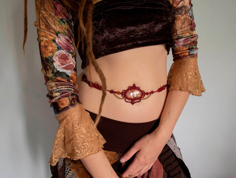 Red macrame waist belt, jasper belly jewelry, gypsy body jewellery - 皮帶/腰帶 - 寶石 紅色