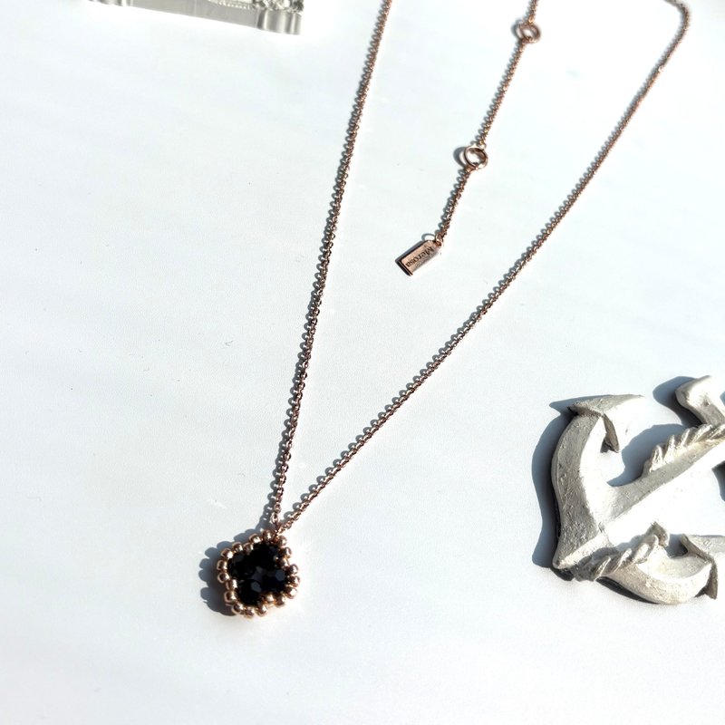 Clover Necklace Mini Simple Dainty Elegant Minimalism Flower Floral Tiny - 項鍊 - 玻璃 黑色