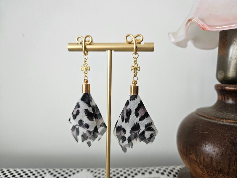 [Swaying] Black and white ~ painless Clip-On, clip-on earrings, ear hooks - Earrings & Clip-ons - Other Materials Blue