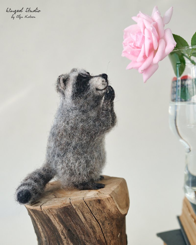 Raccoon on a stump, wool sculpture, available - Stuffed Dolls & Figurines - Wool Gray