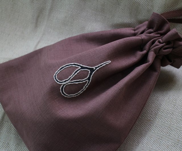 復古道具篇 海老茶色剪刀圖案刺繡束口袋萬用包 設計館tokay Tw 化妝包 收納袋 Pinkoi