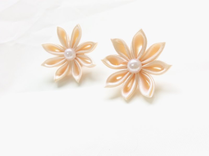 Kanzashi orange ribbon flower lapel pin (つまみ細工) - Brooches - Silk Orange