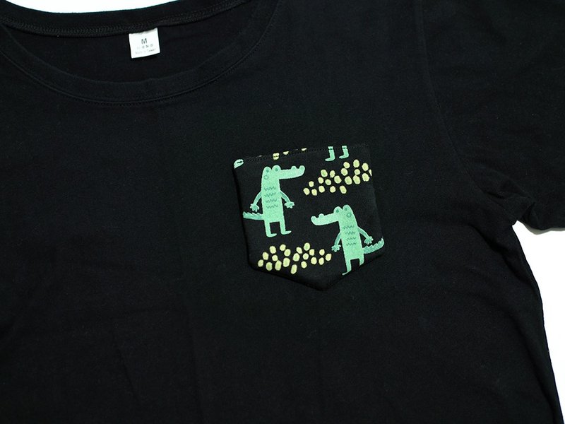 小牛村 男女 中性 純棉短袖 T-shirt 黑T恤【小綠鱷魚】黑 T-39 - 帽T/大學T - 棉．麻 黑色