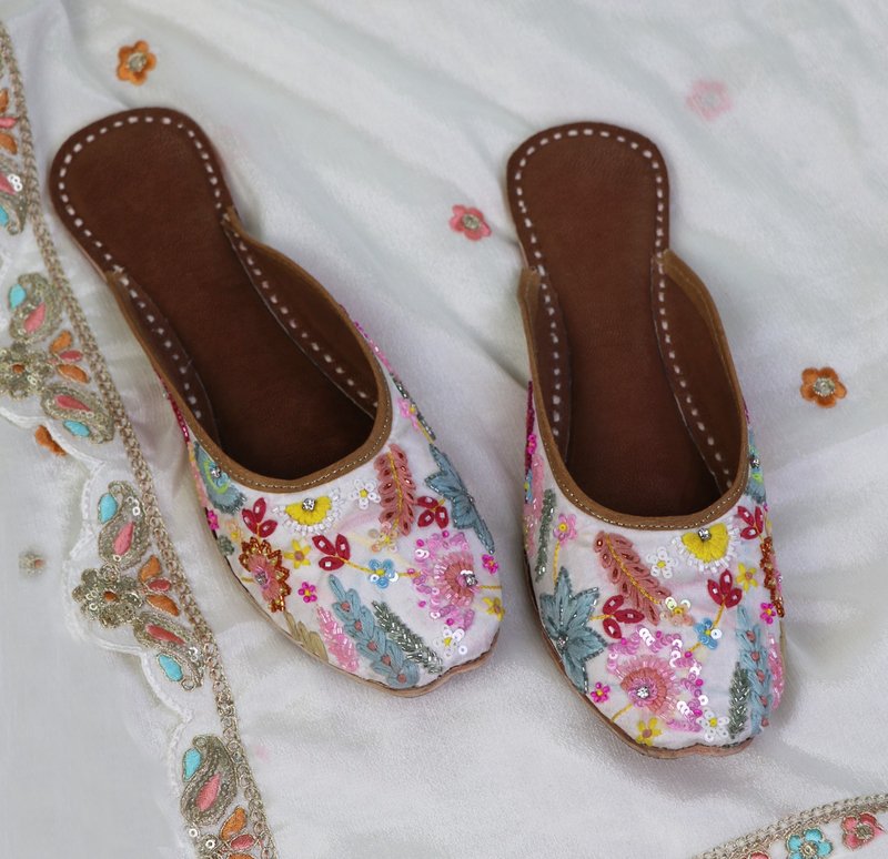 【白花楹】印度風情/手工花朵刺繡涼拖 - 女休閒鞋/帆布鞋 - 真皮 多色