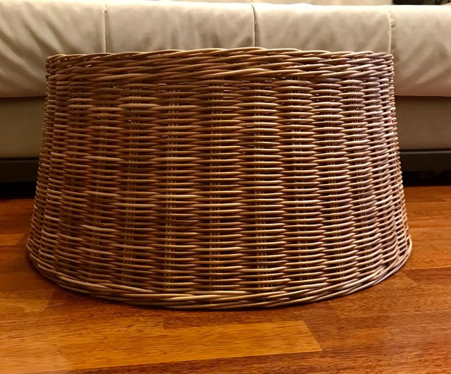 華やかな織りのクリスマスツリースカート。底のない籐のクリスマス