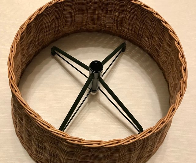 華やかな織りのクリスマスツリースカート。底のない籐のクリスマス