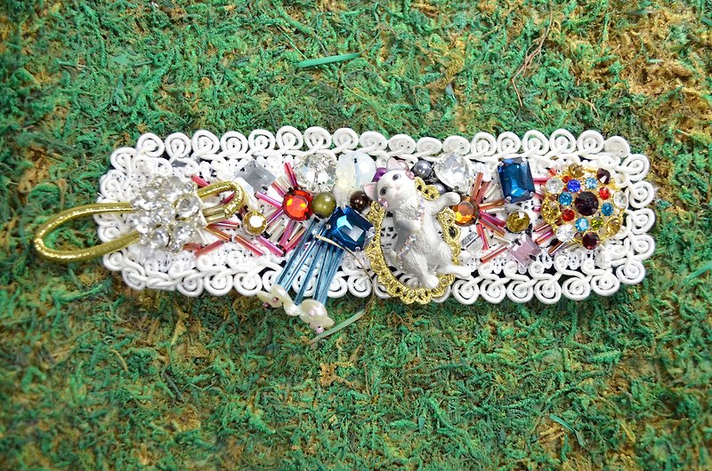 TIMBEE LO Gray Cat Strap Stitch Bead Embroidered Crystal Gemstone Pearl Buckle Button Elasticity CAT Cat - สร้อยข้อมือ - เครื่องเพชรพลอย หลากหลายสี