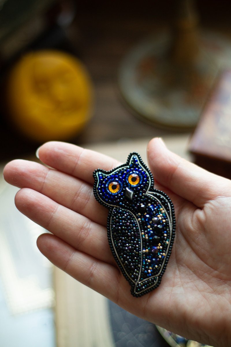 Black night owl embroidered brooch cosmic bird brooch harry potter handmade - 胸針 - 玻璃 黑色