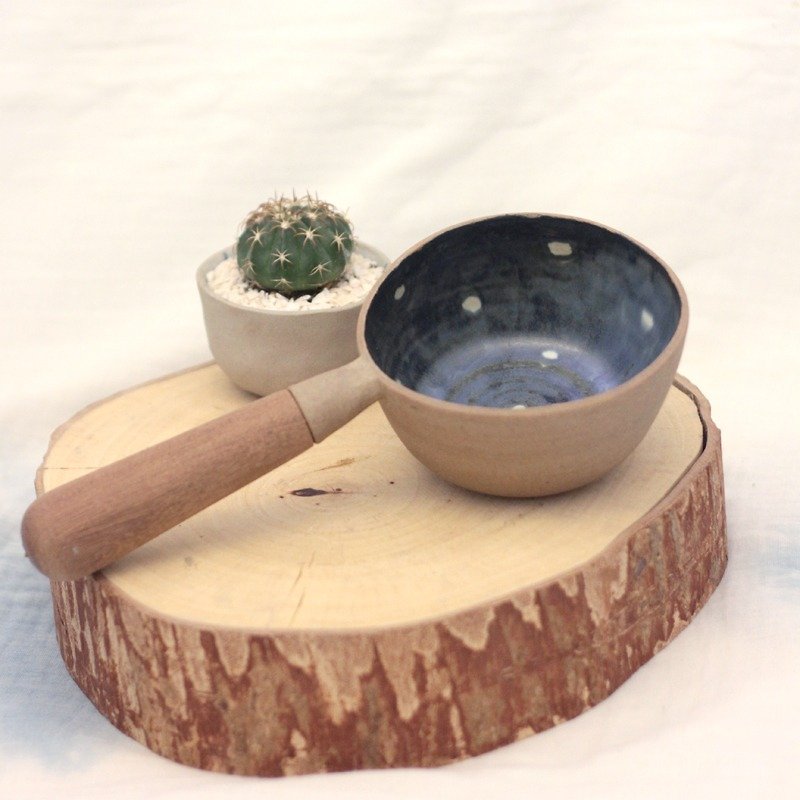 3.2.6. studio: Handmade ceramic tree bowl with wooden handle. - 花瓶/陶器 - 陶 藍色