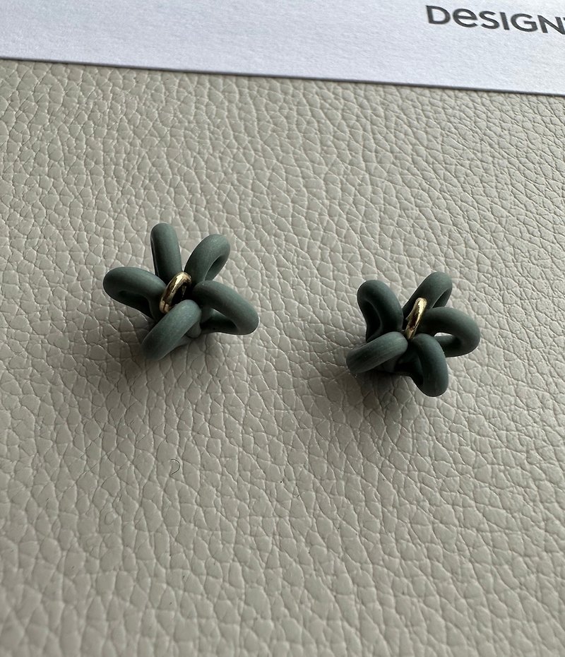 Polymer clay jewelry - green and blue mixed color metal linear flower earrings - can be made into ear pins or Clip-On - ต่างหู - วัสดุอื่นๆ สีเขียว