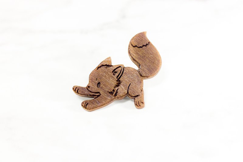 Fox Badge/ Solid Wood Carving Pin/ Wooden brooch/ fox lover gift - เข็มกลัด - ไม้ สีส้ม