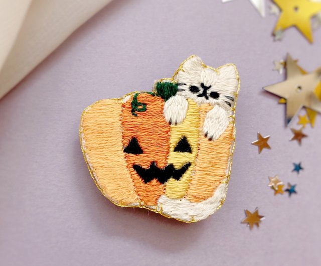 ジャックオーランタンと猫の刺繍ブローチ ハロウィン - ショップ ちむねこ ブローチ - Pinkoi