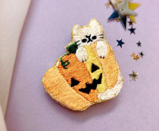 かぼちゃ③　ベージュ生地　刺繍ブローチ　ハロウィン 刺繍ブローチ かぼちゃのおばけ おばけ こうもり ガイコツ くも