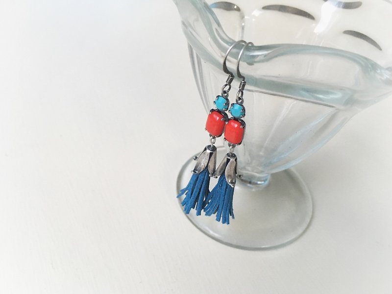 Mini tassel earrings in vintage Czech glass and French goat leather - ต่างหู - แก้ว สีน้ำเงิน