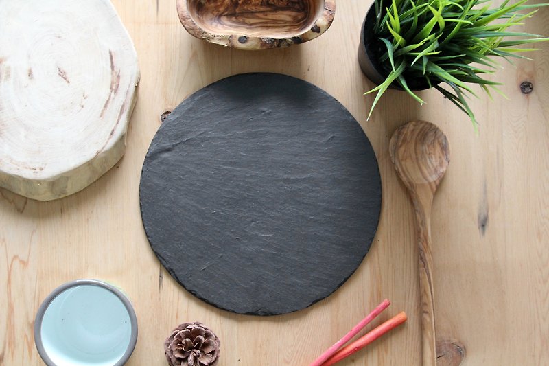 Selbrae House natural black stone round chopping board/tray 25 cm (two pieces) - ถาดเสิร์ฟ - หิน สีดำ