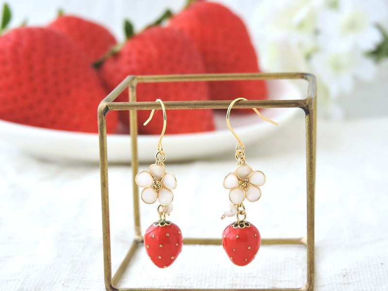 Strawberry and flower lover earrings/ Clip-On Strawberry - Earrings & Clip-ons - Resin Red